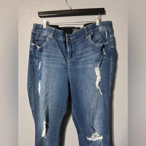 Torrid Premium Bombshell Skinny Jeans Ripped  22R EUC Med Wash Comfortable Waist - Picture 3 of 5